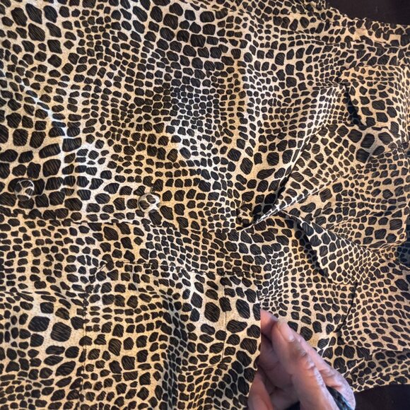 Casual Corner 100% Silk Button-Up Blouse Size 10 Animal Sleeveless - Picture 9 of 10